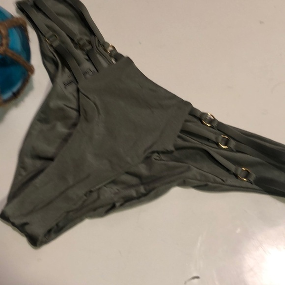 Beach Bunny Bikini bottoms - Picture 2 of 4